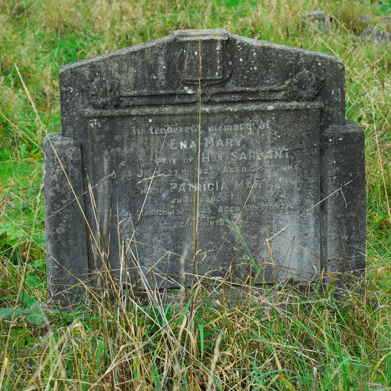 Monument to Ena Sargant (d. 27th July 1925) and Patricia Sargant (d. 13th March 1925)
