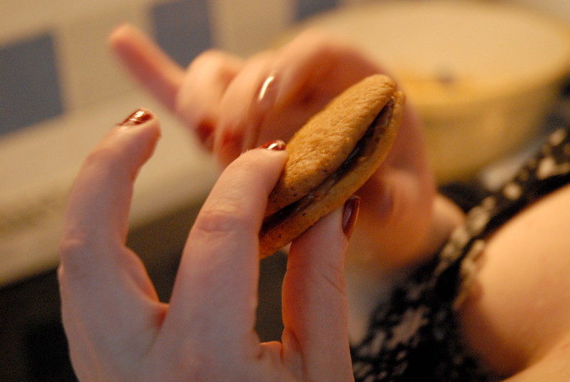 Sandwiching cookies